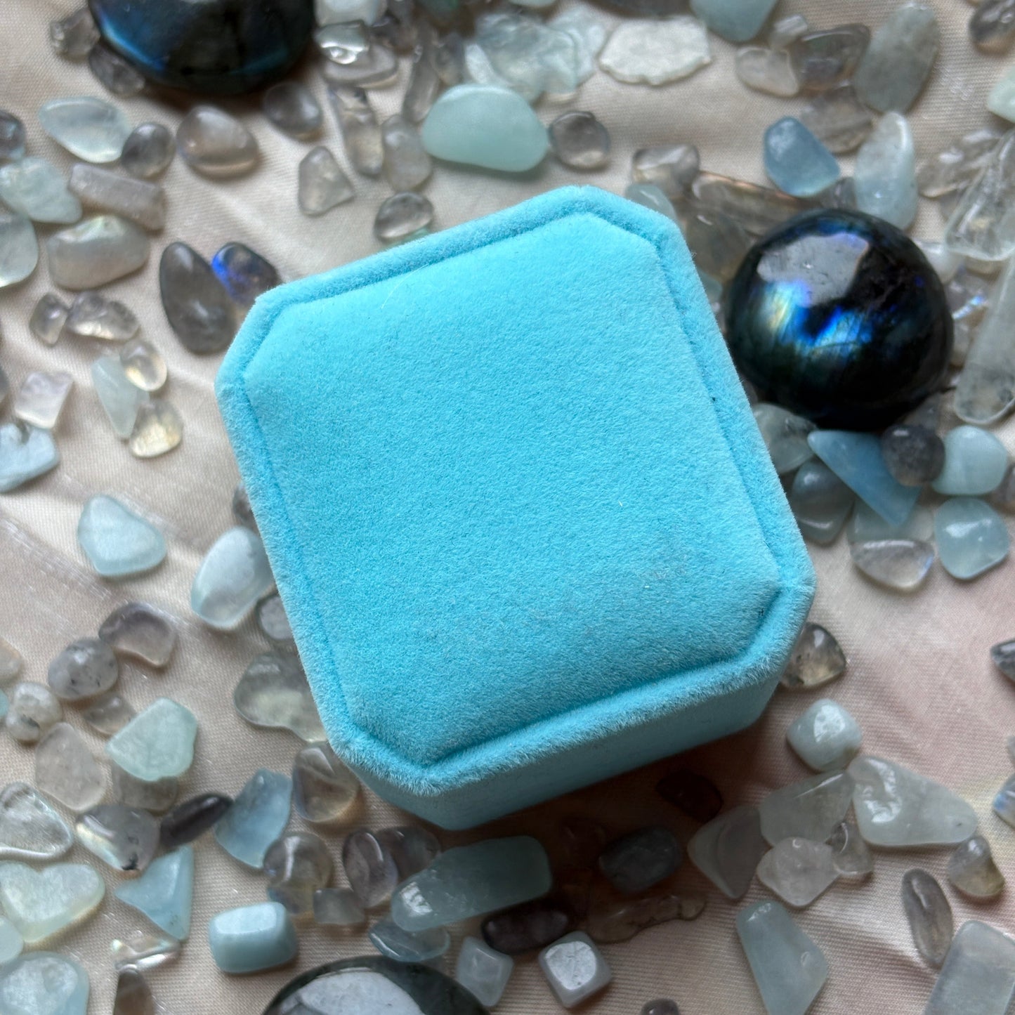 Scatolina quadrata per anelli