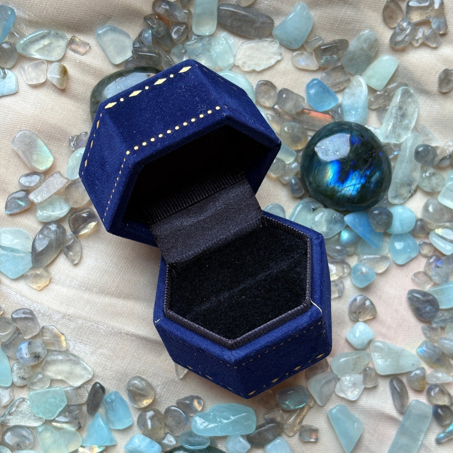 Scatolina esagonale per anelli