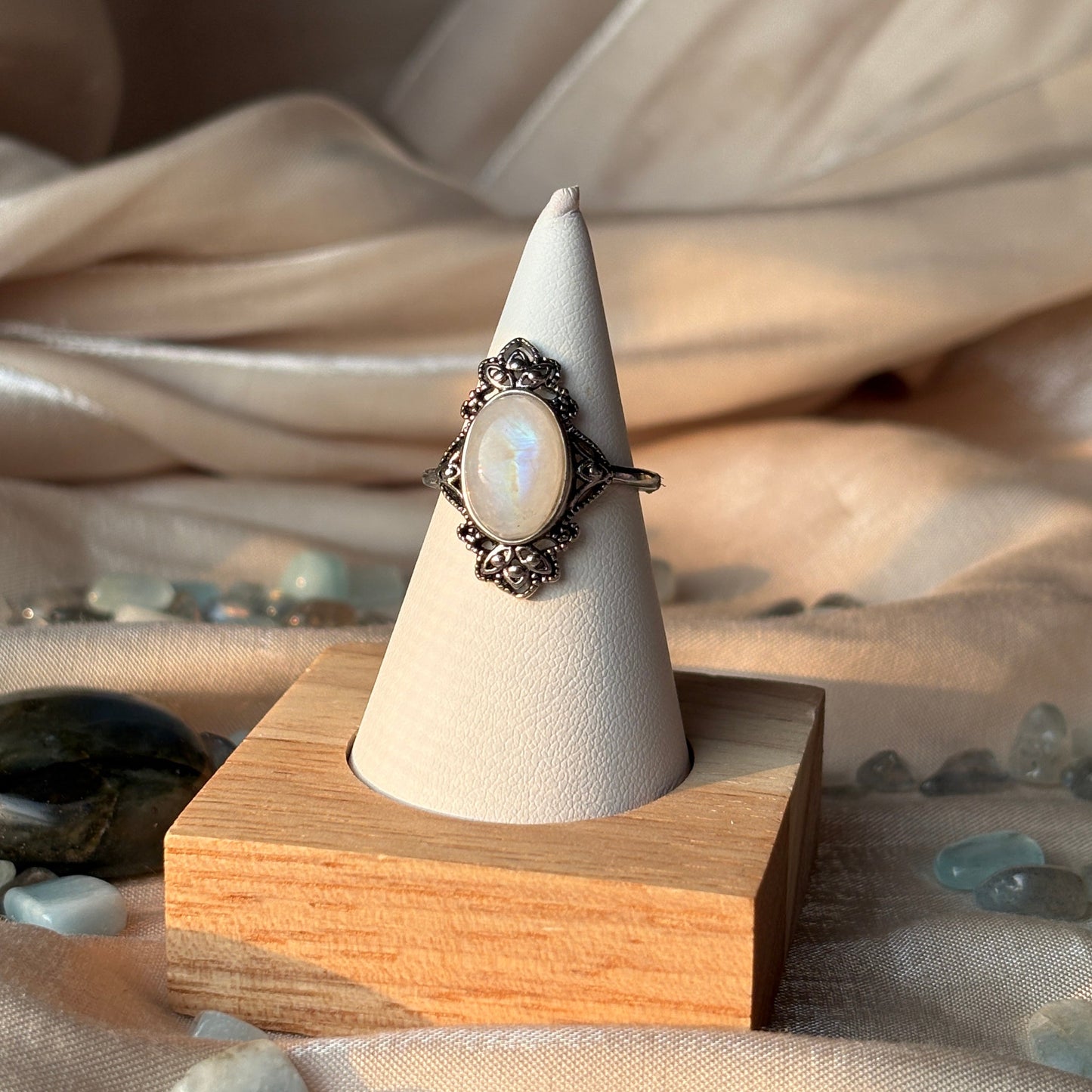 Anello con Labradorite bianca