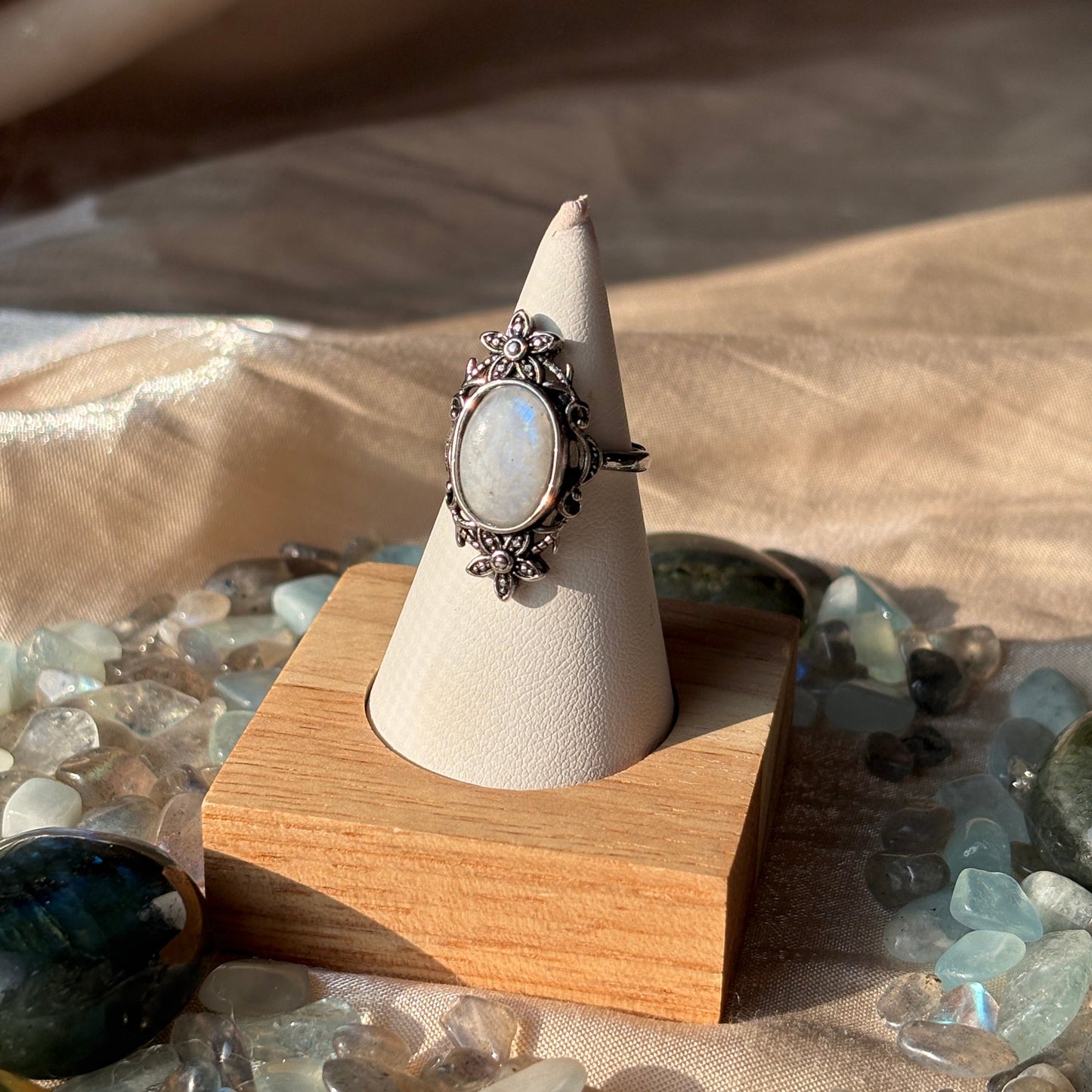 Anello con Labradorite bianca